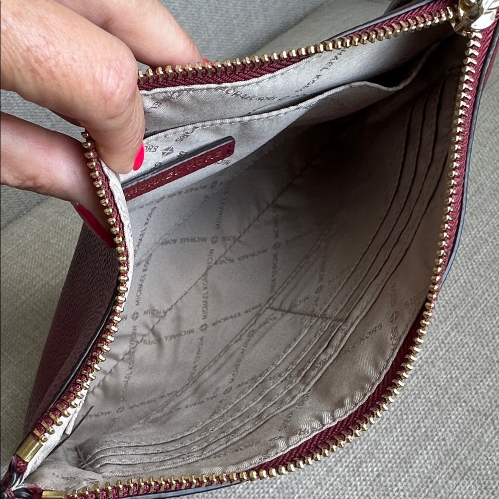 🚩NWOT🚩 Beautiful Michael Kors Burgundy Pebble Leather Studded Wristlet - Picture 7 of 13